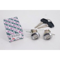 Mitsubishi Delica L300 D.E 2.0 86-98 Door Lock with Key  | OE Part Number : L MB541574 / R MB541575